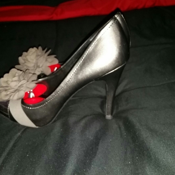 Silver heels - Picture 2 of 3